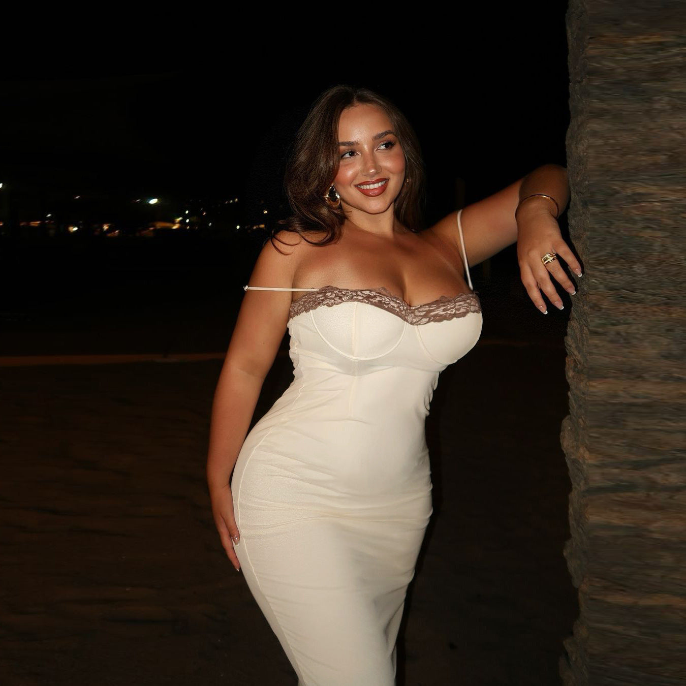 Sexy Spitzenkleid mit Trägern – Weiß mit Kontrastdetails & figurbetontem Schnitt - Lirome